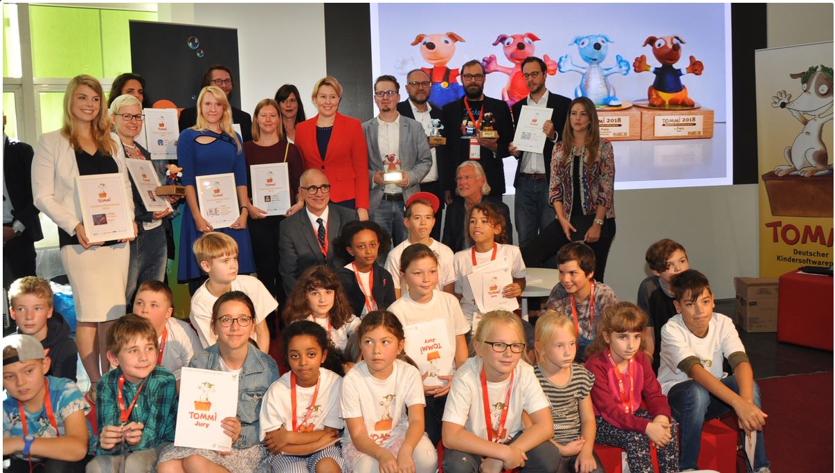 Preisverleihung TOMMI 2018: Gewinner und Kinderjury; © Kathrin Mertes/Deutscher Kindersoftwarepreis